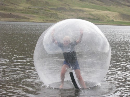 Nokkrar stúlkur prófuðu vatnakúluna