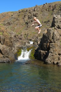 Hoppað í hyl í Glammastaðagili