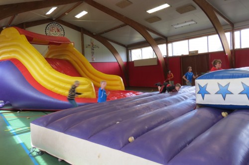 Íþróttasalnum var breytt í orrustuvöll.