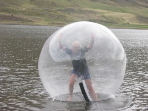 Nokkrar stúlkur prófuðu vatnakúluna